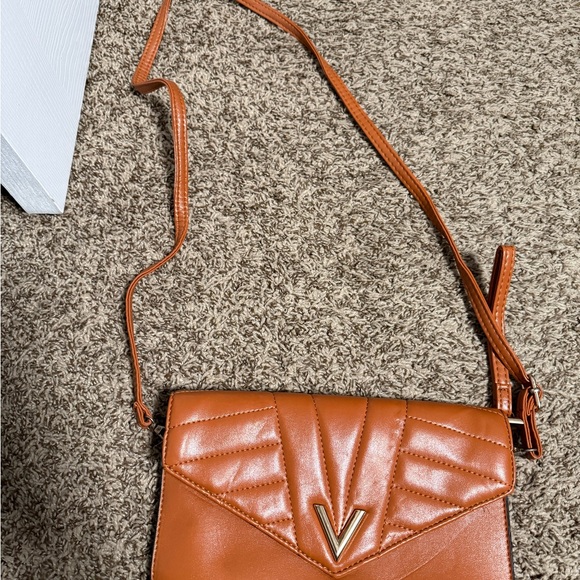 Elegant Tan Leather Crossbody Bag - Picture 2 of 3